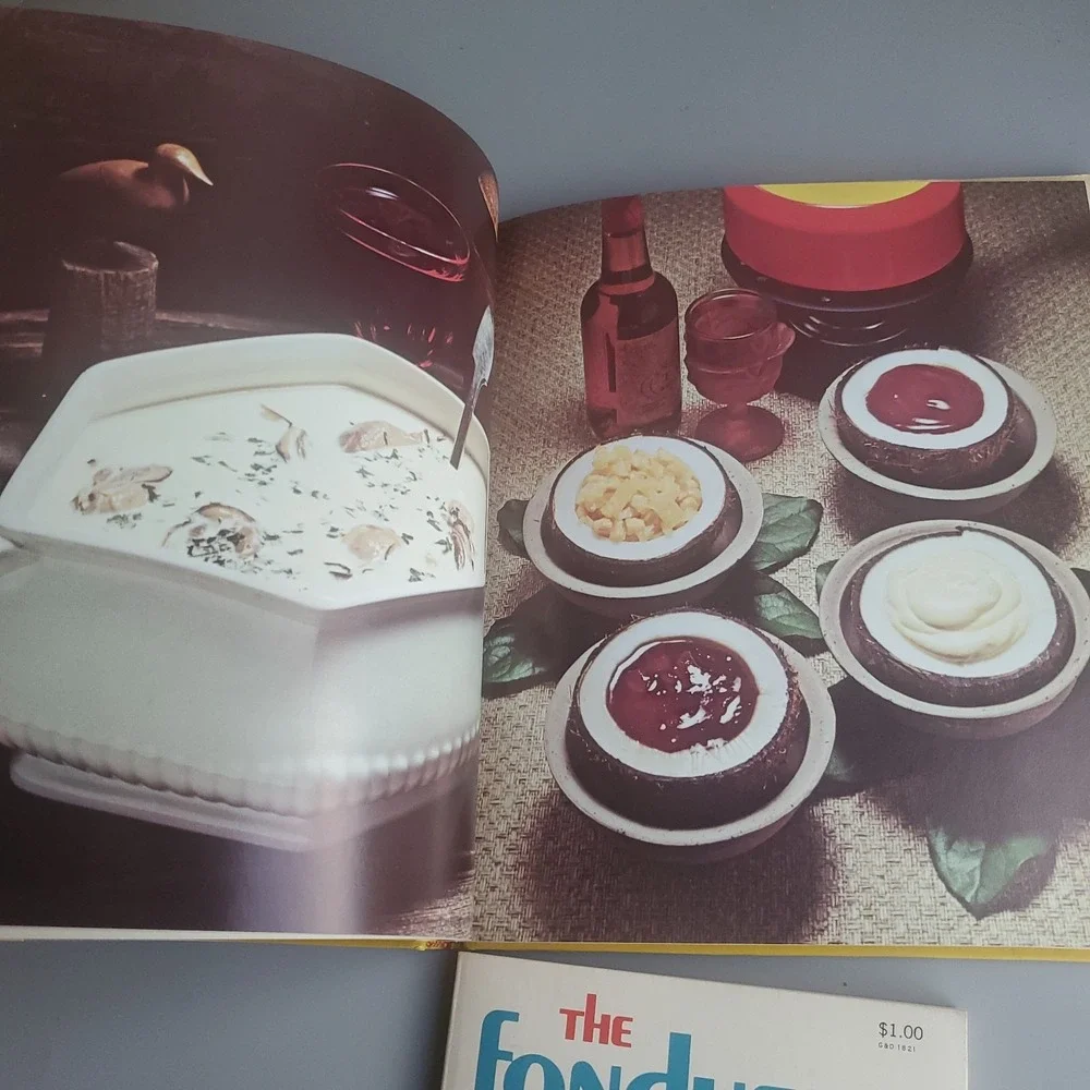 Fondue‎ on the Menu Hardcover Vintage Book The Fondue Cookbook PB Retro 70's NOS